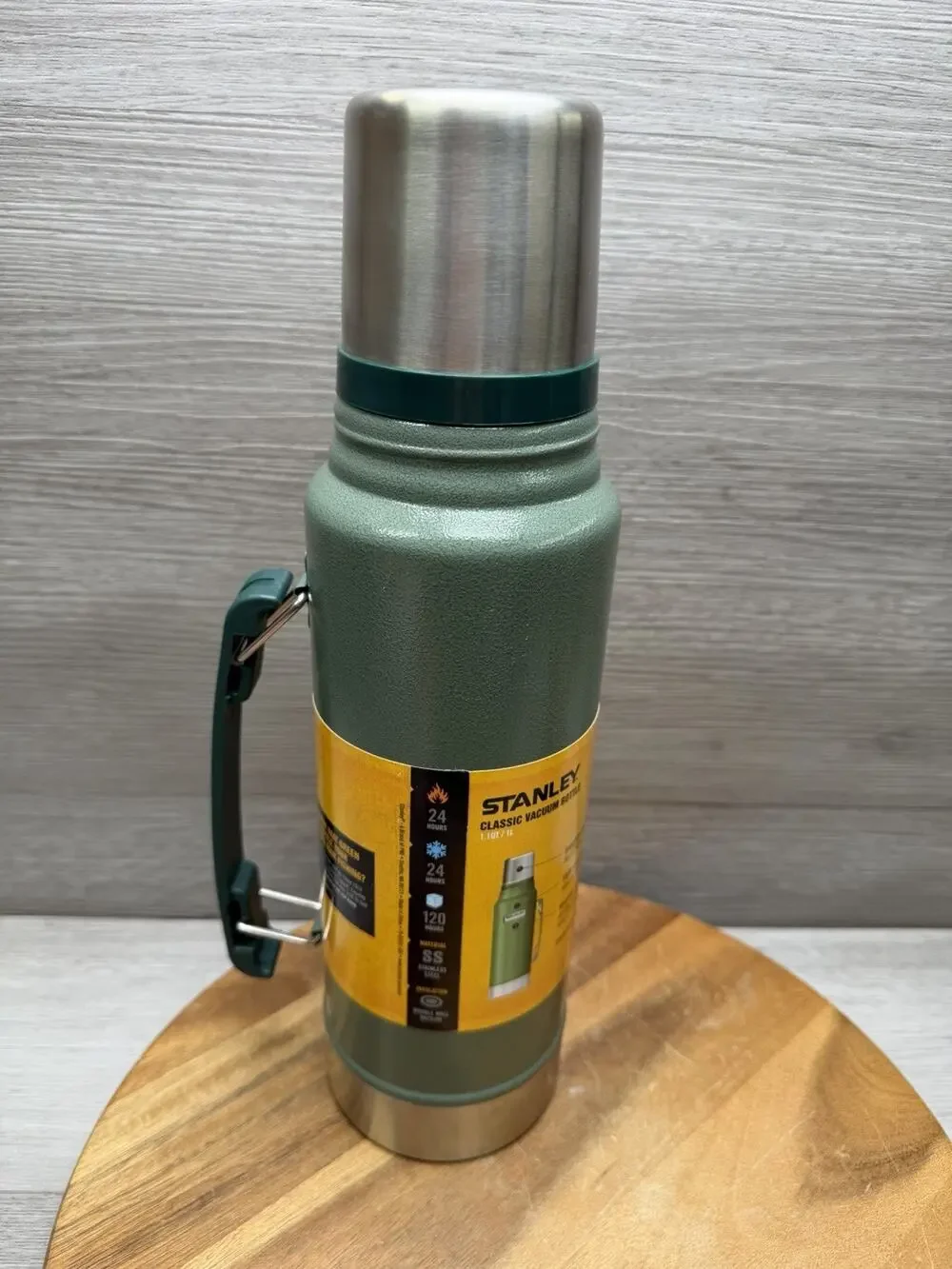 Stanley Classic Legendary Bottle | 1.1 QT. Color: Hammertone Green